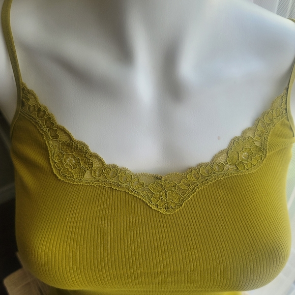 Woman Lace Trim Camisole Top Size 32 - Picture 4 of 7